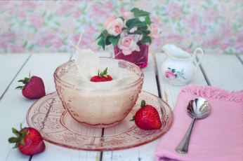 Картинка еда мороженое +десерты сливки ягоды клубника десерт