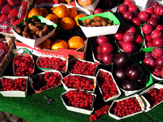 Обои картинки фото еда, фрукты,  ягоды, клубника, сливы, ягоды, смородина
