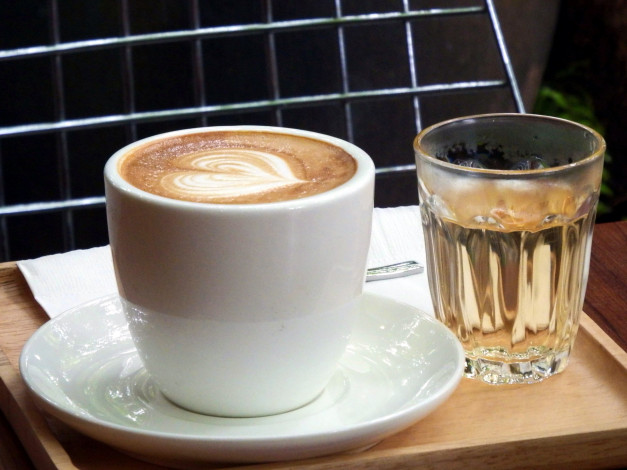Обои картинки фото еда, кофе,  кофейные зёрна, капучино, блюдце, вода, стакан, чашка