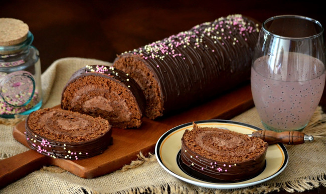 Обои картинки фото еда, пирожные,  кексы,  печенье, шоколадный, рулет, крем