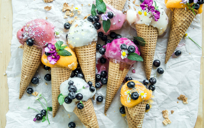 Обои картинки фото еда, мороженое,  десерты, рожки, ассорти, черника, вафельные