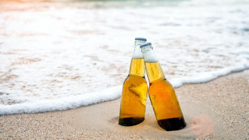обоя еда, напитки,  пиво, бутылки, пиво, песок, пляж