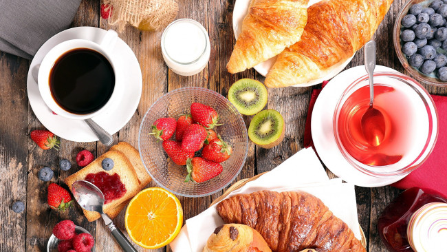 Обои картинки фото еда, разное, клубника, круассаны, кофе, завтрак