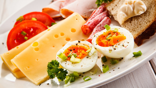 Обои картинки фото еда, яичные блюда, сыр, хлеб, яйца, вкрутую