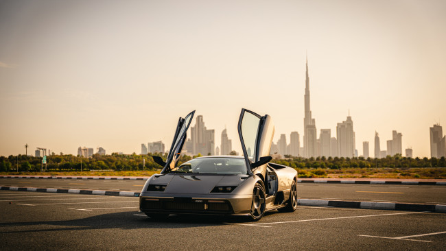 Обои картинки фото ламбусик, автомобили, lamborghini, city, front, grey, parking, sight, diablo, 2023, open, doors, eccentrica, restomod