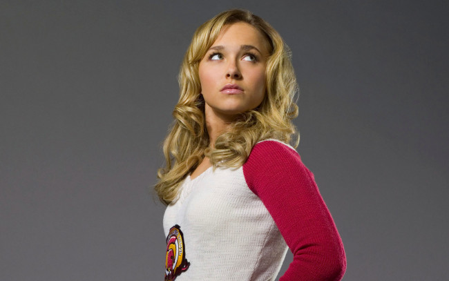 Обои картинки фото Hayden Panettiere, девушки, , , свитер, с, эмблемой