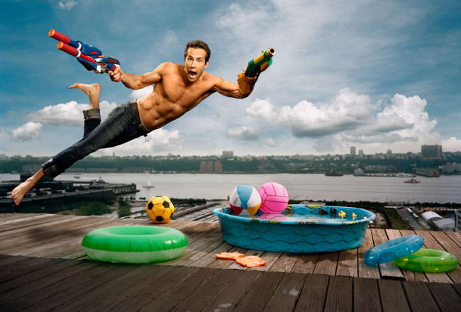 Обои картинки фото мужчины, ryan, reynolds, игрушки, бассейн, полет, джинсы