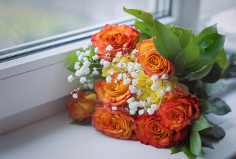 Картинка цветы букеты композиции розы гипсофила хризантема окно