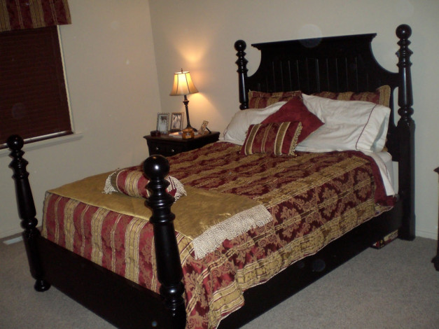 Обои картинки фото интерьер, спальня, подушки, светильник, кровать