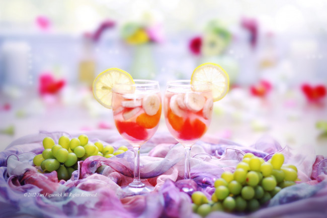Обои картинки фото еда, напитки, коктейль, бокалы, виноград, лимон