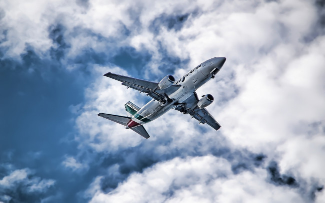 Обои картинки фото авиация, пассажирские, самолёты, небо, полет, тучи, самолет
