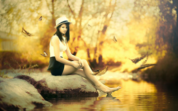 Картинка девушки -unsort+ брюнетки +шатенки осень листопад девушка шляпка ручей камень