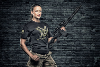Картинка девушки -unsort+ девушки+с+оружием штурмовая винтовка взгляд девушка фон