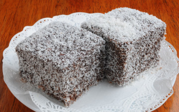 Картинка еда пирожные +кексы +печенье два кусочка пирожного в кокосовой стружке на белой тарелке