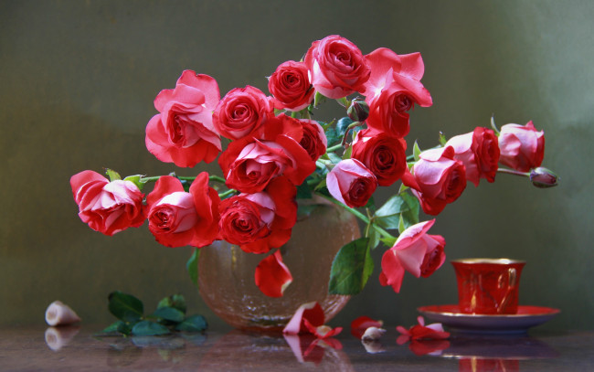 Обои картинки фото цветы, розы, чашка, лепестки, ракушки, ваза