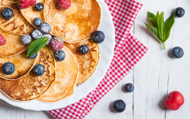 Обои картинки фото еда, блины,  оладьи, ягоды, черника, pancakes