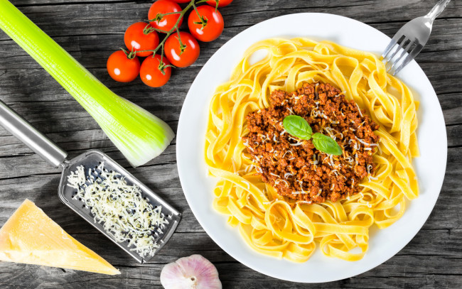 Обои картинки фото еда, макаронные блюда, спагетти, на, белой, тарелке, с, мясом, и, сыром