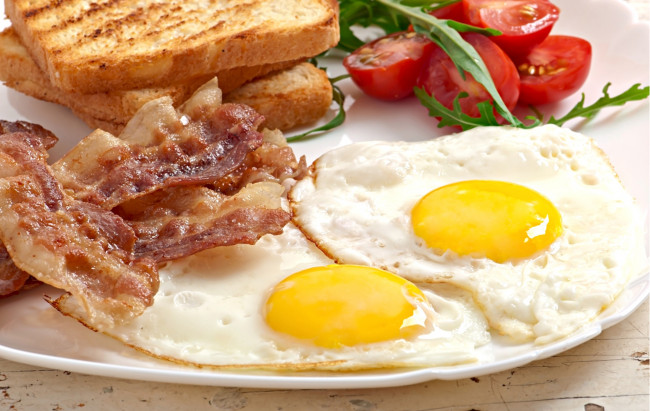 Обои картинки фото еда, Яичные блюда, яичница, бекон, завтрак, тосты, помидор