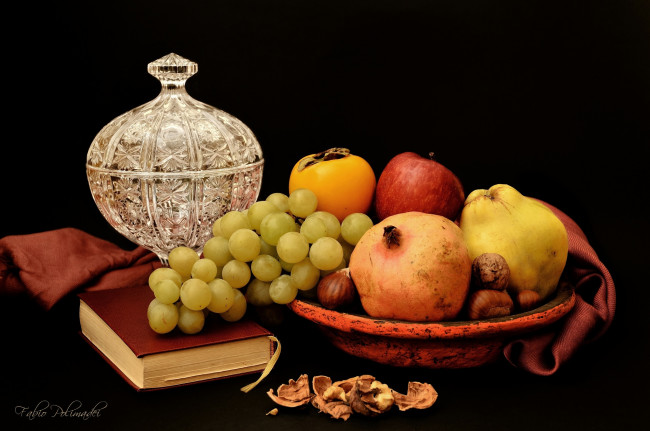 Обои картинки фото еда, натюрморт, гранат, книга, орехи, яблоко, фрукты, хурма, виноград, ваза, айва