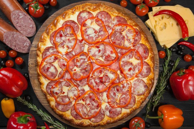 Обои картинки фото еда, пицца, сыр, перец, овощи, колбаса