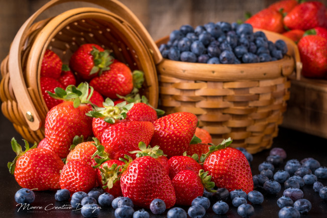 Обои картинки фото еда, фрукты,  ягоды, ягоды, клубника, голубика, корзина