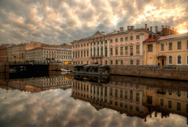 Обои картинки фото города, санкт-петербург,  петергоф , россия, река, отражение, дома