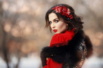 Картинка девушки -+брюнетки +шатенки девушка модель брюнетка красотка шуба красный цветы платок шарф причёска флирт сексуальная взгляд макияж