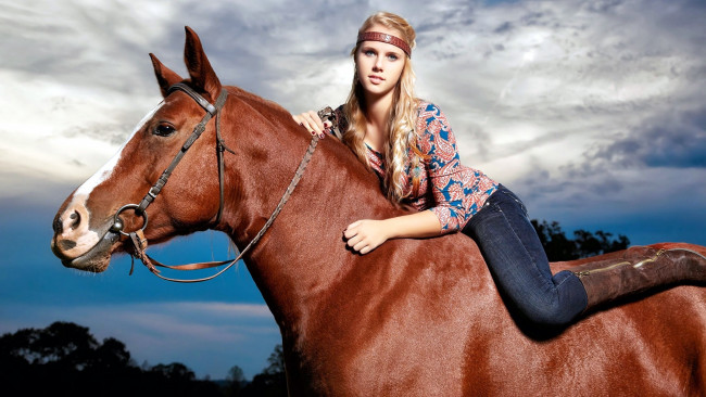 Обои картинки фото девушки, - блондинки,  светловолосые, лошадь, блондинка, всадница, сапоги, джинсы