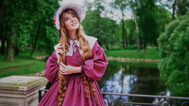 Обои картинки фото девушки, - рыжеволосые и разноцветные, платье, шляпка, косы