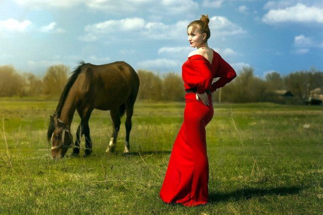 Обои картинки фото девушки, - брюнетки,  шатенки, луг, лошадь, трава, девушка, красное, платье
