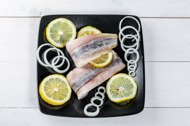 Обои картинки фото еда, рыбные блюда,  с морепродуктами, селедка, лимон, лук
