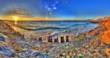 Картинка природа восходы закаты камни галька бухта сваи солнце океан горизонт