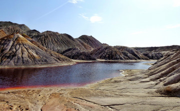 Картинка природа реки озера река фиолетовая вода каменные холмы