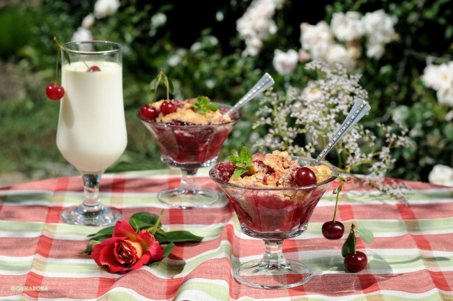 Обои картинки фото еда, мороженое, десерты, бокалы, роза, вишни