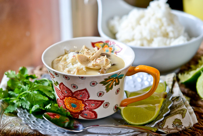Обои картинки фото thai, coconut, chicken, soup, еда, первые, блюда, кружка, суп, петрушка, лайм