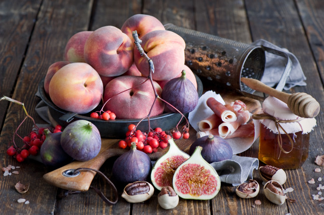 Обои картинки фото еда, фрукты,  ягоды, ягоды, тёрка, натюрморт, мёд, орехи, персики, хамон, фиги, инжир