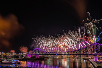 Картинка разное салюты +фейерверки ночной город ночные огни мост салют праздник