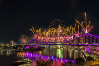 Картинка разное салюты +фейерверки салют ночной город огни мост река