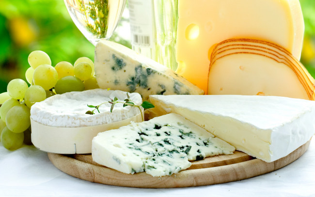Обои картинки фото еда, сырные изделия, виноград, ассорти, сыр