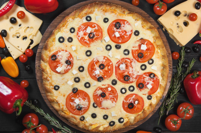 Обои картинки фото еда, пицца, маслины, овощи, сыр, помидоры, перец