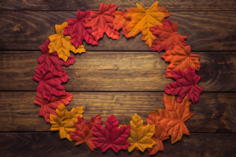 Картинка разное ремесла +поделки +рукоделие круг доски фон осень листья креатив кленовые разноцветные