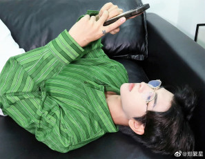 обоя мужчины, zheng fan xing, актер, очки, рубашка, телефон, диван