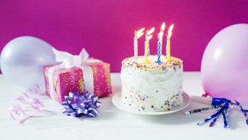 обоя праздничные, день рождения, торт, свечи, шарики, подарок