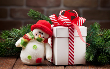 Картинка праздничные снеговики сосновая ветка снеговик подарок ленты бант