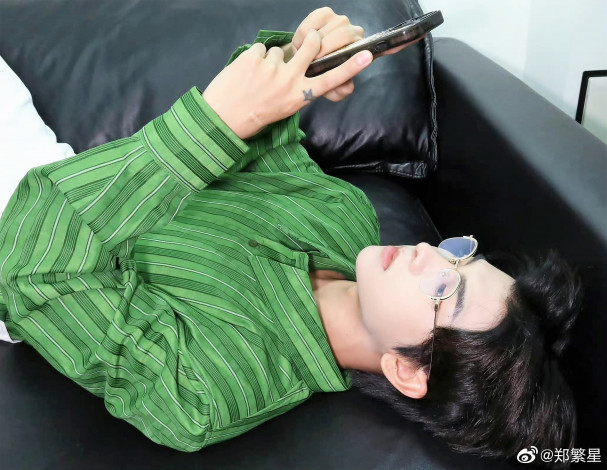 Обои картинки фото мужчины, zheng fan xing, актер, очки, рубашка, телефон, диван
