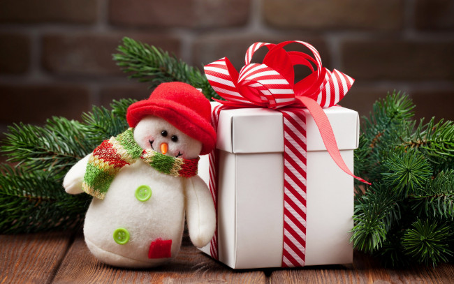 Обои картинки фото праздничные, снеговики, сосновая, ветка, снеговик, подарок, ленты, бант