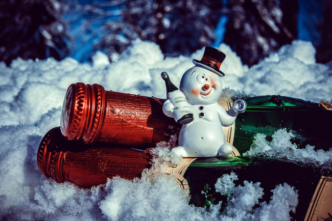 Обои картинки фото праздничные, снеговики, снег, снеговик, бутылки, шампанское