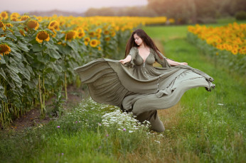 Картинка девушки -+брюнетки +шатенки брюнетка поле подсолнухи длинное платье
