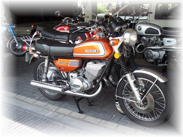 Обои картинки фото suzuki, gt250, ramair, uit, 1975, мотоциклы