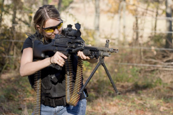 обоя -Unsort Девушки с оружием, девушки, unsort, оружием, девушка, пулемет, лента
